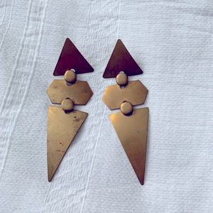 Brass-coloured geometric earrings